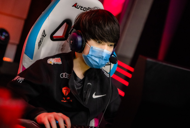 MAD险胜TSM,JackeyLove操刀奇招英雄翻盘激烈交锋四强赛,引爆全场热议 MAD险胜TSM,JackeyLove操刀奇招英雄翻盘激烈交锋四强赛,引爆全场热议