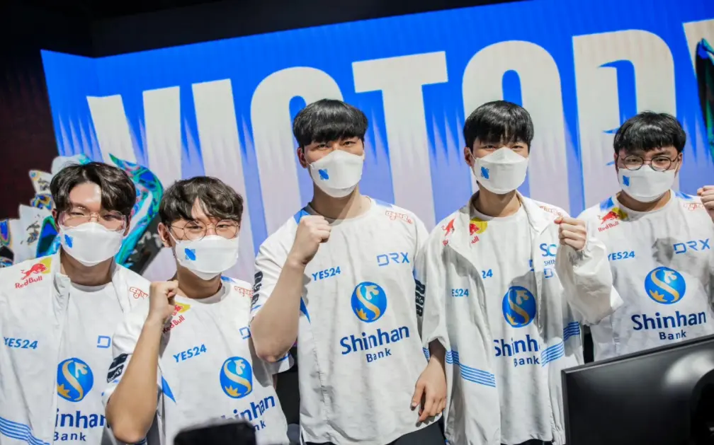 100T力克DRX，Knight关键团战开团秒人峡谷大战四强赛，让粉丝疯狂欢呼